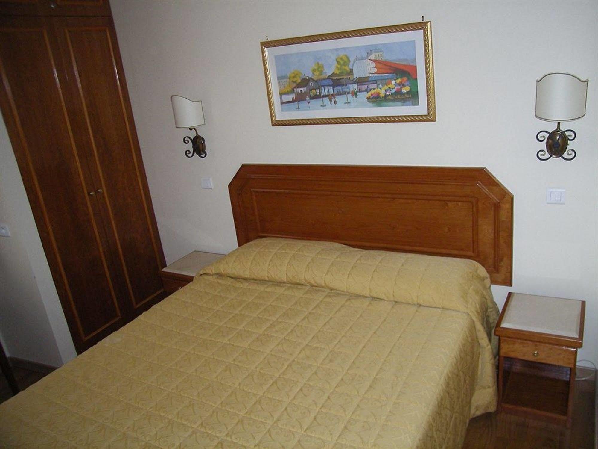 Hotel Arc De Triomphe Parigi Esterno foto